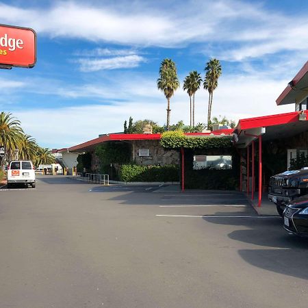 Econo Lodge Inn & Suites Oakland Airport Exterior foto
