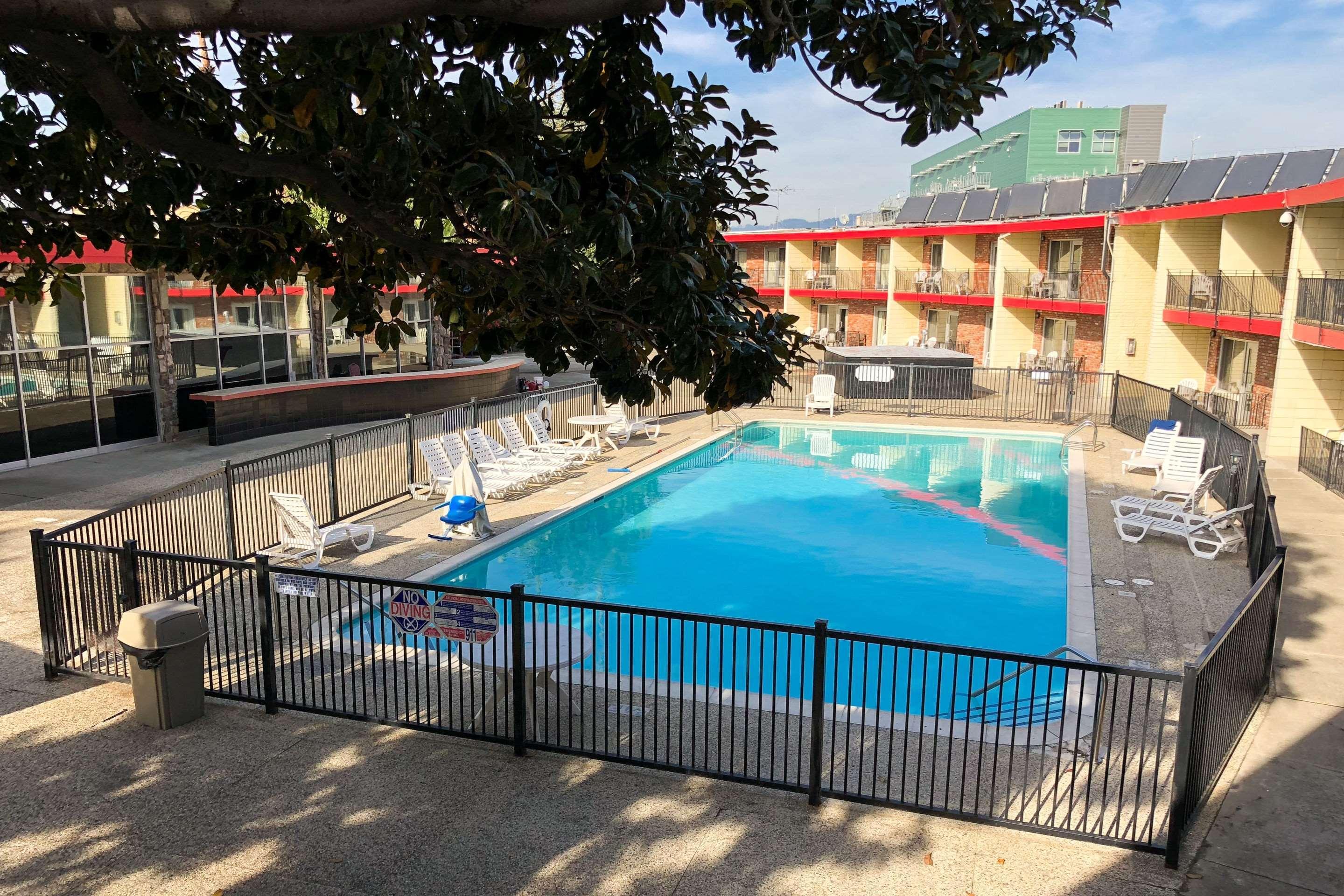 Econo Lodge Inn & Suites Oakland Airport Exterior foto